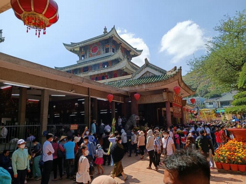 Hinh anh mot vai du khach mac trang phuc lich su kin dao dang tham quan khu vuc chua hang tren nui sam an giang